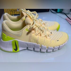 Nike Women's Free Metcon 5 'Citron Tint Volt'
DV3950-800 Gym Training size 6